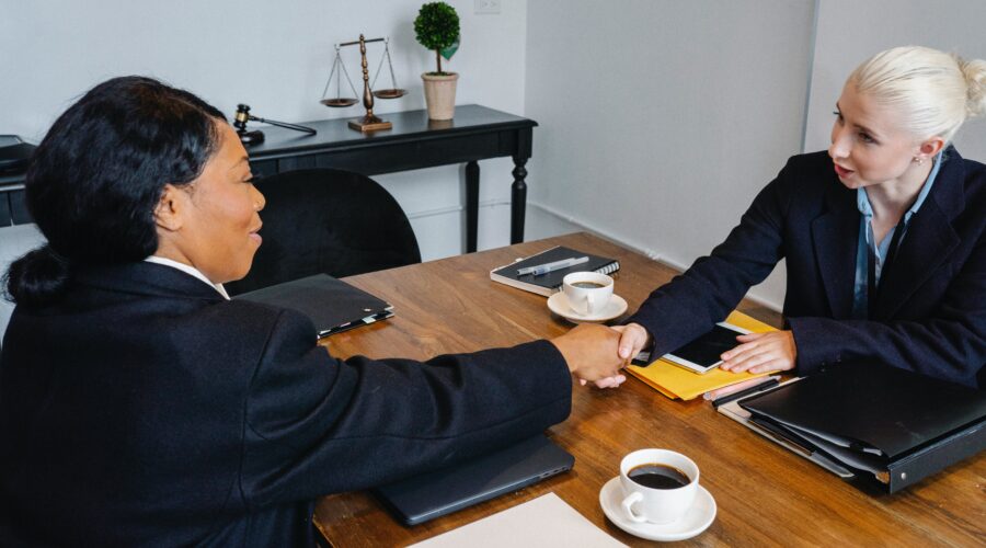 Business women handhaking